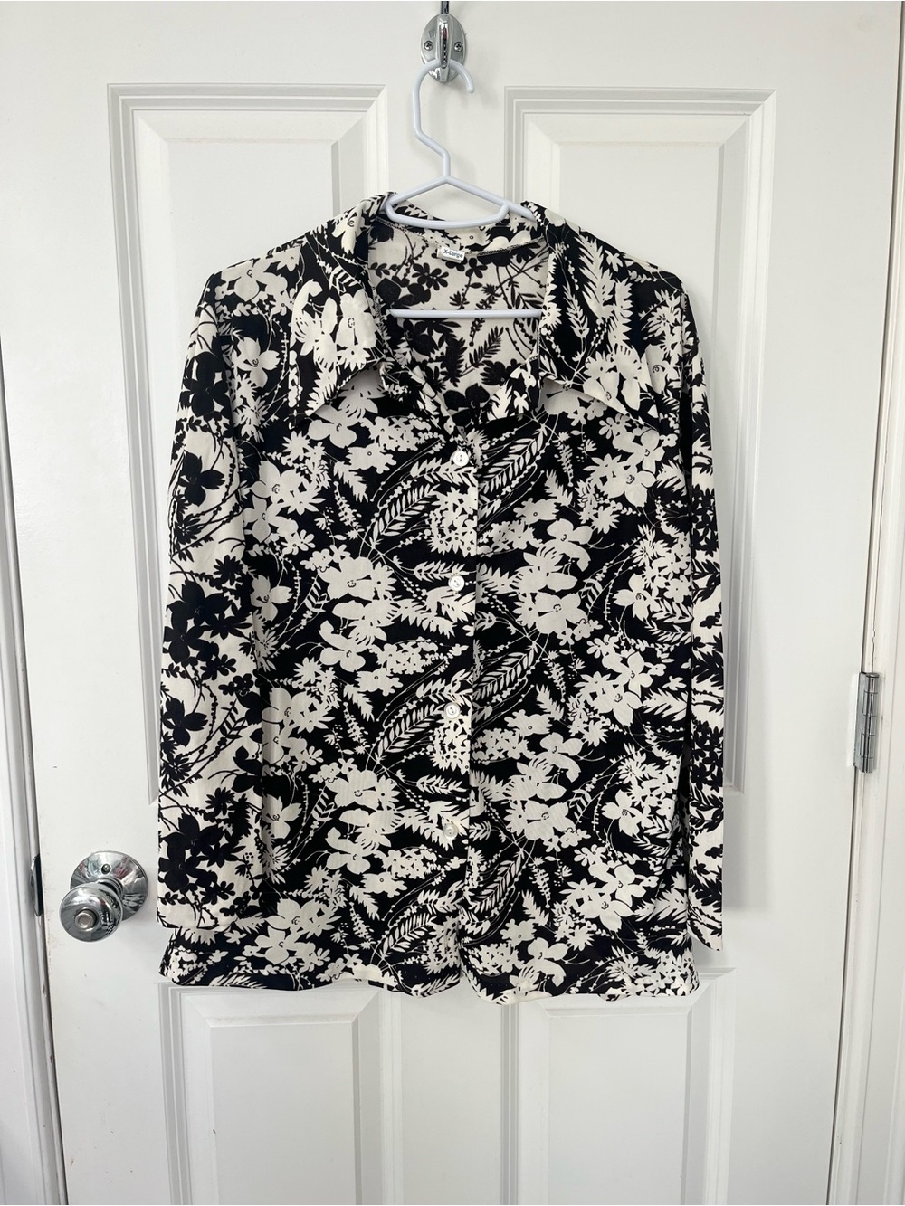 Vintage black and white floral button front collared blouse top